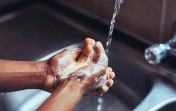 Lavarse las manos con agua y jabón.